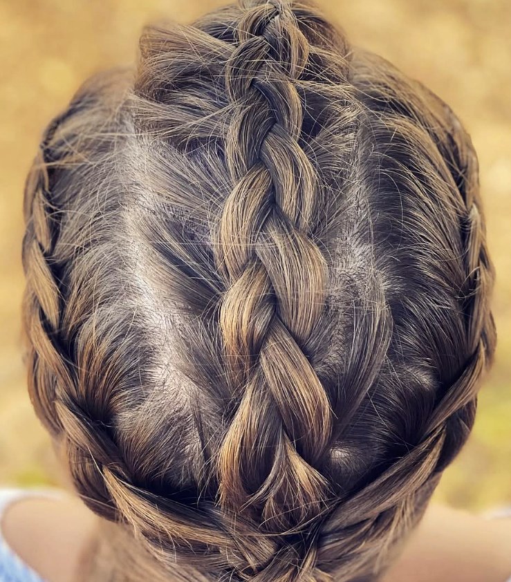 שלוש צמות צמודות מלמעלה